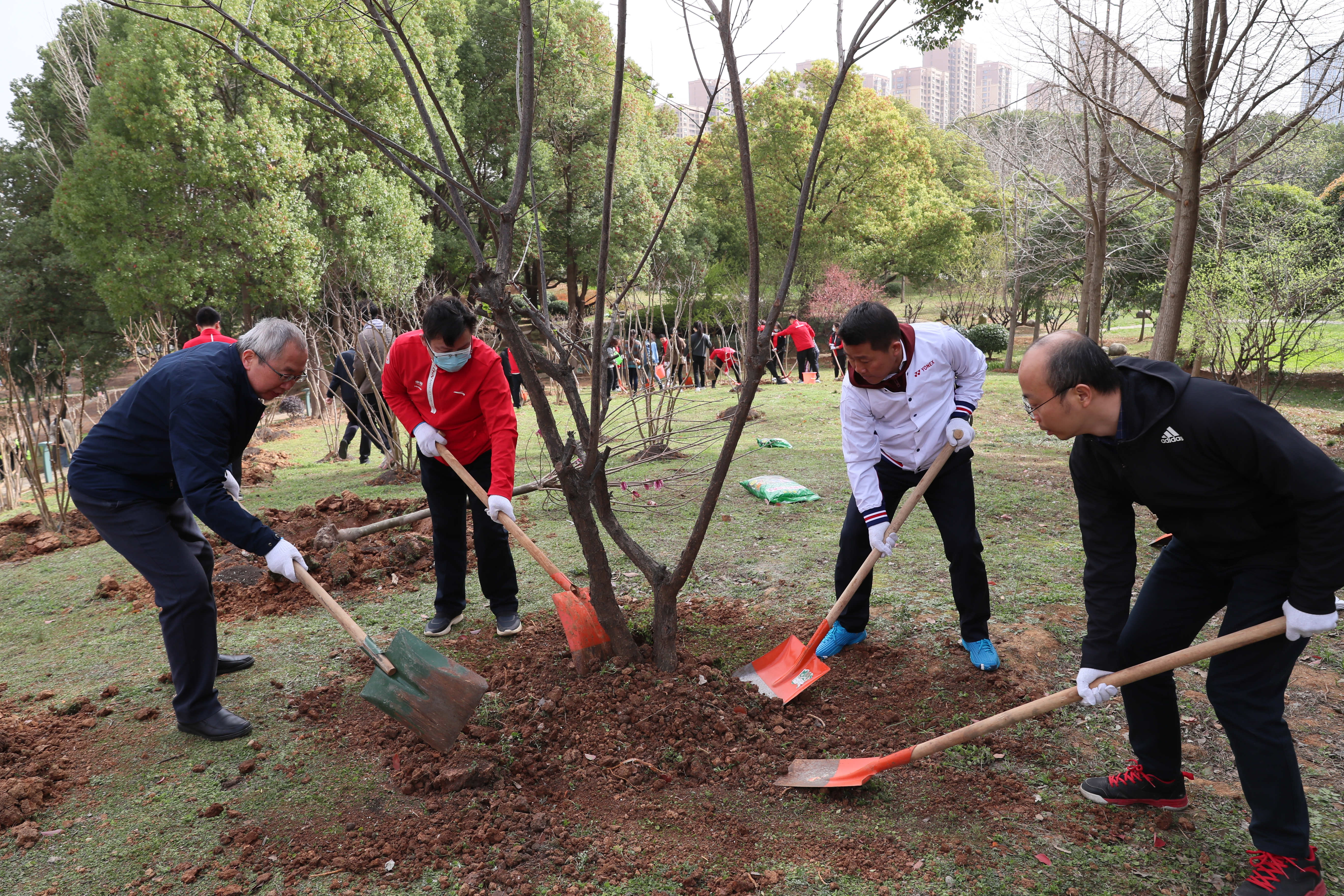 公司開(kāi)展春季義務(wù)植樹活動(dòng) 爭(zhēng)創(chuàng)全省體育場(chǎng)館首個(gè)4A級(jí)旅游景區(qū)