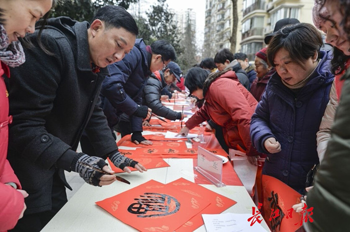 這一天，居民激動了，第一次在社區里升國旗唱國歌(圖1)