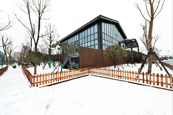 一場雪，體育中心美得不要不要的</br>但最美的風景還是他們(圖1)