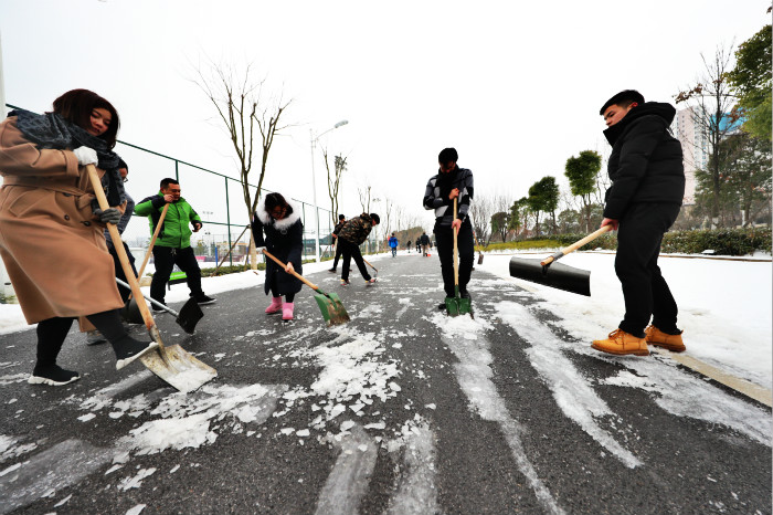 一場雪，體育中心美得不要不要的</br>但最美的風景還是他們(圖14)