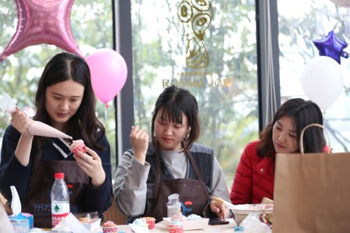 巧手做糕點，甜蜜迎佳節(jié) ▏武漢體育中心舉行“三八”婦女節(jié)關愛活動(圖2)